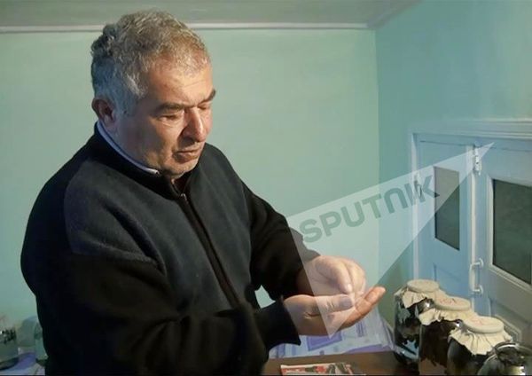 Фахраддин Мустафаев на протяжении последних пяти лет занимается разведением пиявок - Sputnik Азербайджан