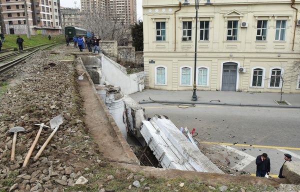 Восстановительные работы на месте развалившегося моста - Sputnik Азербайджан