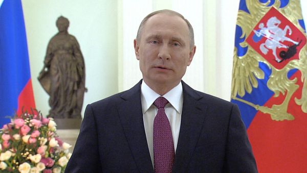 Владимир Путин поздравил российских женщин с 8 марта - Sputnik Азербайджан