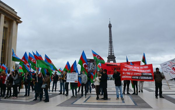 Азербайджанские диаспорские организации провели акцию протеста в связи с визитом во Францию президента Армении Сержа Саргсяна - Sputnik Азербайджан