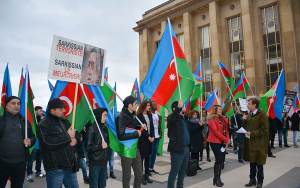 Акция началась минутой молчания в память о погибших во время карабахского конфликта и жертвах ходжалинской трагедии - Sputnik Азербайджан