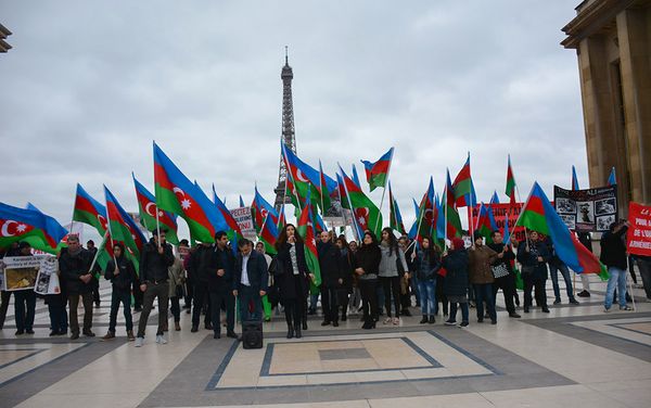 Собравшиеся выразили протест против визита в Париж Саргсяна, указав на его вину в происходящих в Карабахе событиях - Sputnik Азербайджан