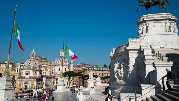 Площадь Венеции (Piazza Venezia) в Риме, фото из архива - Sputnik Азербайджан