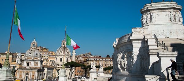 Площадь Венеции (Piazza Venezia) в Риме, фото из архива - Sputnik Азербайджан