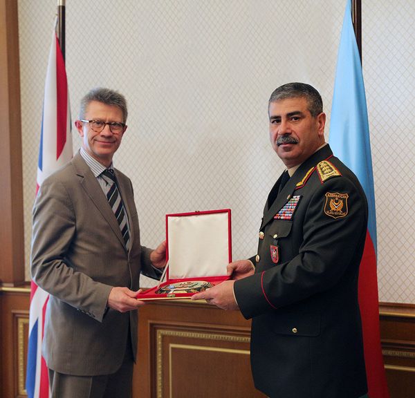 Министр обороны Азербайджана встретился с делегацией Министерства обороны Великобритании - Sputnik Азербайджан