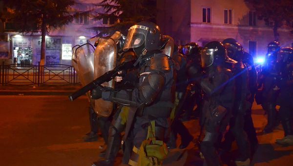 Полицейскому спецназу пришлось применить резиновые пули для разгона протестующих в ходе беспорядков в Батуми - Sputnik Азербайджан