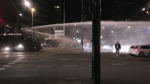 Беспорядки в Роттердаме: полиция разогнала акцию водометами - Sputnik Азербайджан