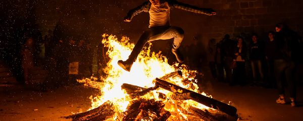 Мужчина прыгает через костер во время празднования вторника огня в Баку - Sputnik Азербайджан