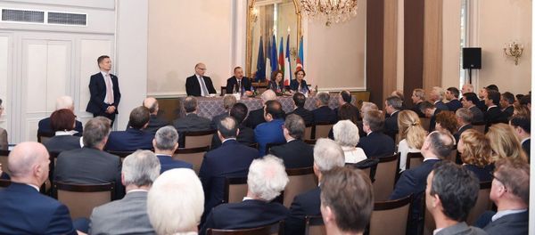 Президент Азербайджана Ильхам Алиев встретился с членами бизнес-совета Движения предприятий Франции - Sputnik Азербайджан