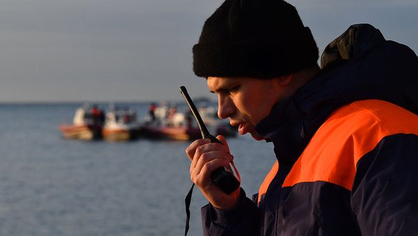 Сотрудник МЧС во время поисково-спасательной операции - Sputnik Азербайджан