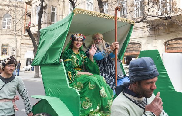 Праздничное шествие посвященное последнему вторнику перед Новруз Байрамы в центре Баку - Sputnik Азербайджан