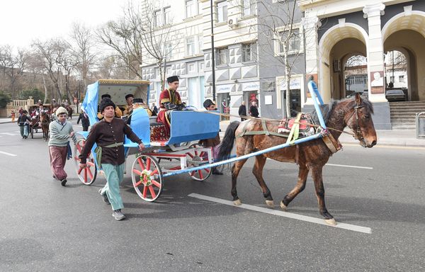 Праздничное шествие посвященное последнему вторнику перед Новруз Байрамы в центре Баку - Sputnik Азербайджан