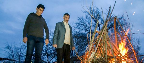 Семья Ахмедовых возле праздничного костра в селе Чеменли Агдамского района - Sputnik Азербайджан