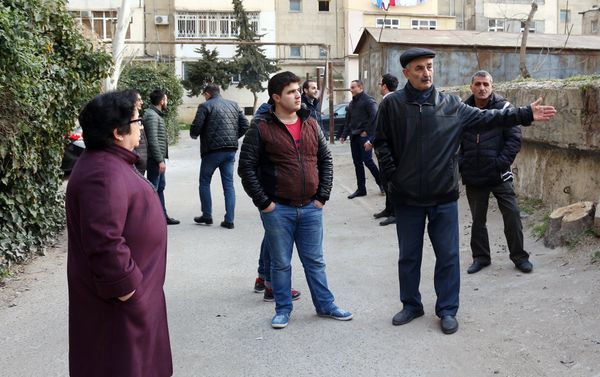 Жители домов винят во всем Хозяйственное управление по озеленению города Баку - Sputnik Азербайджан