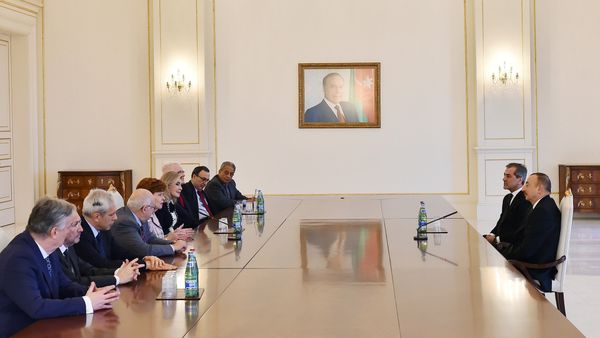 Президент Ильхам Алиев принял членов правления Международного центра Низами Гянджеви - Sputnik Азербайджан