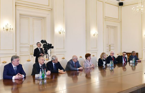 Президент Ильхам Алиев принял членов правления Международного центра Низами Гянджеви  - Sputnik Азербайджан