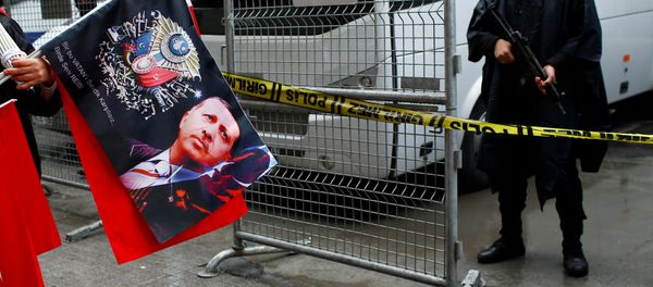 Уличный торговец продает флаги во время акции протеста перед голландским консульством в Стамбуле, Турция, 12 марта 2017 - Sputnik Азербайджан
