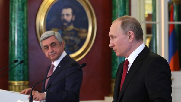 Президент РФ Владимир Путин и президент Армении Серж Саргсян (слева) во время пресс-конференции по итогам российско-армянских переговоров - Sputnik Азербайджан