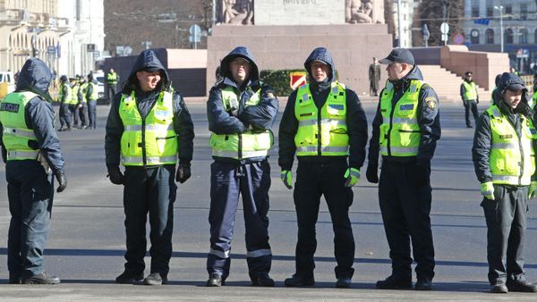 Полицейское оцепление перед мероприятиями Дня легионеров в Риге 16 марта 2017 года - Sputnik Азербайджан