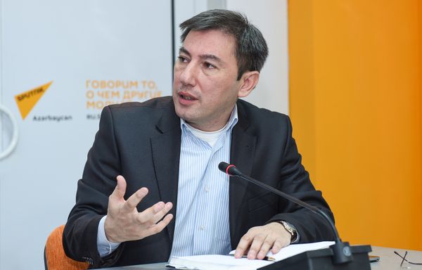 Пресс-конференция председателя Общества свободных потребителей Азербайджана Эйюба Гусейнова - Sputnik Азербайджан