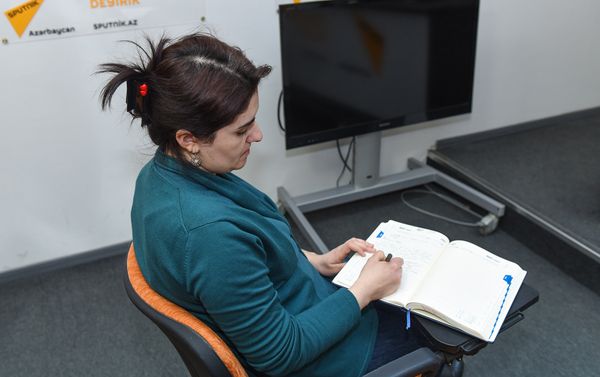 Пресс-конференция председателя Общества свободных потребителей Азербайджана Эйюба Гусейнова - Sputnik Азербайджан