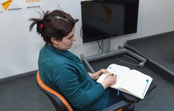 Пресс-конференция председателя Общества свободных потребителей Азербайджана Эйюба Гусейнова - Sputnik Азербайджан