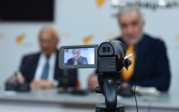 Пресс-конференция председателя Общества свободных потребителей Азербайджана Эйюба Гусейнова - Sputnik Азербайджан