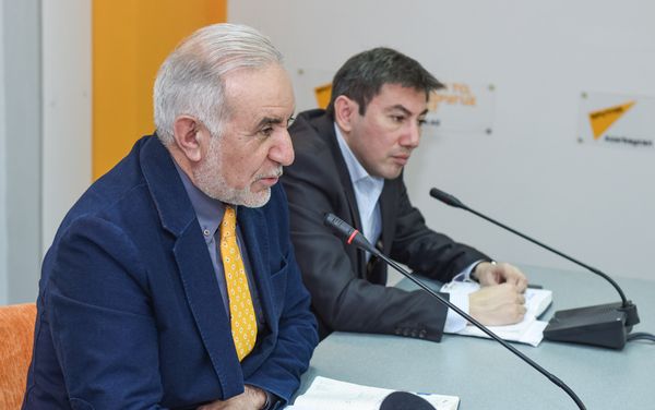 Пресс-конференция председателя Общества свободных потребителей Азербайджана Эйюба Гусейнова - Sputnik Азербайджан