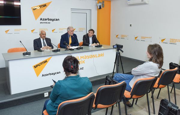 Пресс-конференция председателя Общества свободных потребителей Азербайджана Эйюба Гусейнова - Sputnik Азербайджан