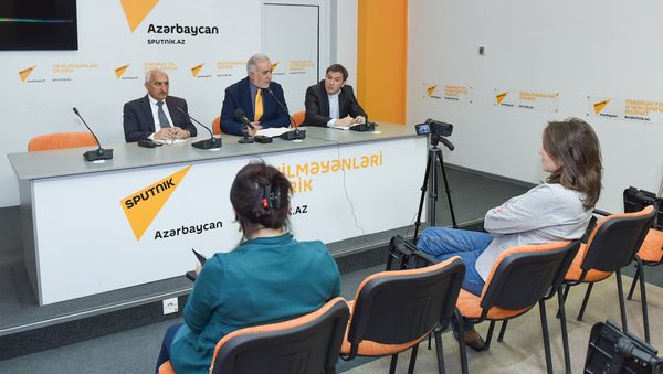 Пресс-конференция председателя Общества свободных потребителей Азербайджана Эйюба Гусейнова - Sputnik Азербайджан