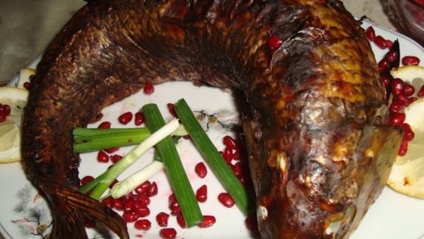 Лявянги по-лянкярански: запеченная рыба с начинкой к Новруз байрамы - Sputnik Азербайджан