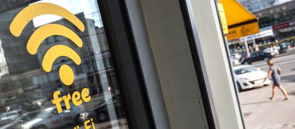 Наклейка Wi-Fi на дверях, фото из архива - Sputnik Азербайджан