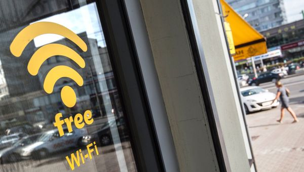 Наклейка Wi-Fi на дверях, фото из архива - Sputnik Азербайджан