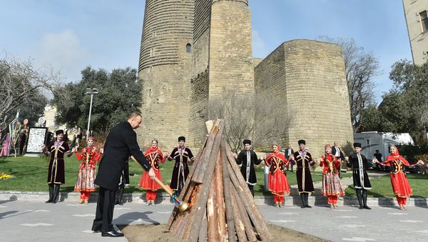 Ильхам Алиев принял участие в общенародном веселье по случаю Новруз байрамы - Sputnik Азербайджан