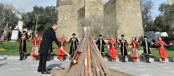Ильхам Алиев принял участие в общенародном веселье по случаю Новруз байрамы - Sputnik Азербайджан