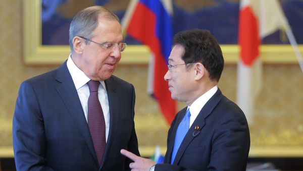 Министр иностранных дел Японии Фумио Кисида и министр иностранных дел РФ Сергей Лавров (слева) во время встречи в рамках своего визита в Японию. - Sputnik Азербайджан