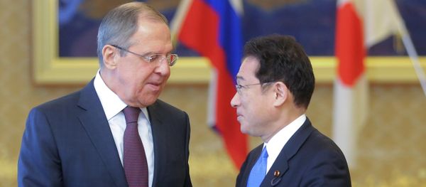 Министр иностранных дел Японии Фумио Кисида и министр иностранных дел РФ Сергей Лавров (слева) во время встречи в рамках своего визита в Японию. - Sputnik Азербайджан