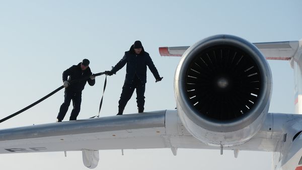 Заправка топливом самолета Ан-74 - Sputnik Азербайджан
