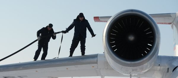 Заправка топливом самолета Ан-74 - Sputnik Азербайджан