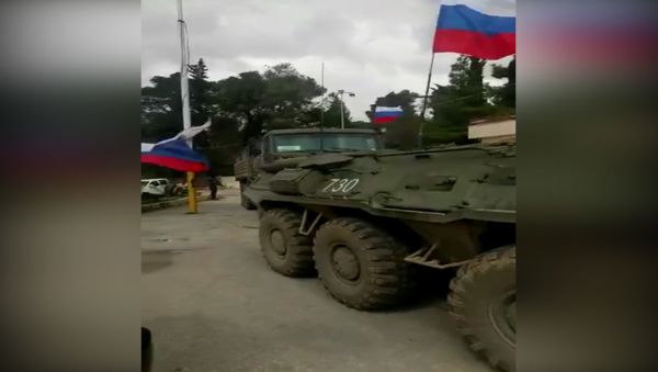 Военные на бронетехнике с флагами РФ  в сирийском Африне - Sputnik Азербайджан