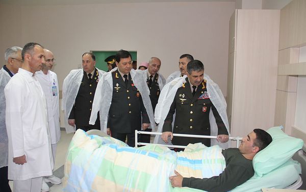 По случаю праздника Новруз руководство Министерства Обороны посетило военный госпиталь - Sputnik Азербайджан