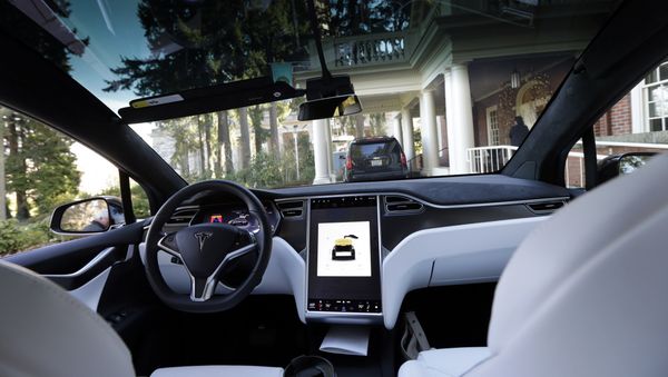 Электромобиль Tesla X 75D - Sputnik Азербайджан