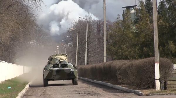 На территории работает спецтехника, в том числе 6 пожарных танков и две инженерные машины разграждения - Sputnik Азербайджан
