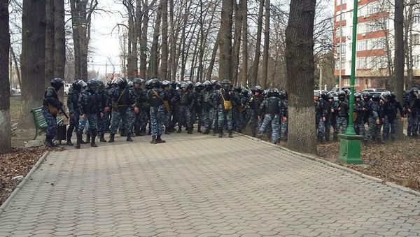 Сотрудники МВД у здания ГКНБ во время митинга в поддержку экс-депутата Садыра Жапарова у здания ГКНБ в Бишкеке - Sputnik Азербайджан