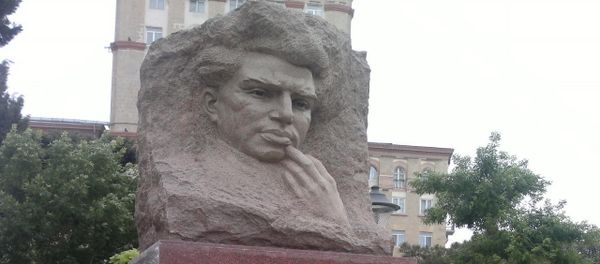 Памятник Микаилу Мушфигу - Sputnik Азербайджан