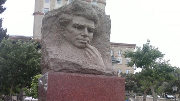 Памятник Микаилу Мушфигу - Sputnik Азербайджан