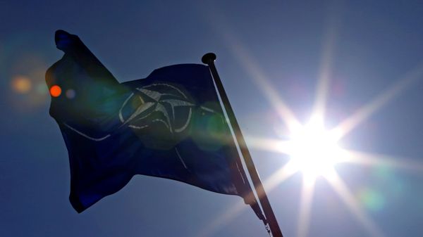 Флаг НАТО перед штаб-квартирой Альянса в Брюсселе, фото из архива - Sputnik Азербайджан