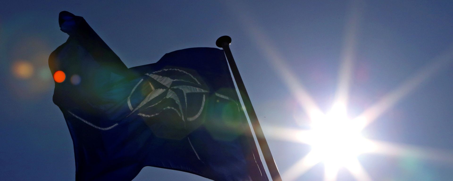 Флаг НАТО перед штаб-квартирой Альянса в Брюсселе, фото из архиваM - Sputnik Азербайджан, 1920, 05.01.2022