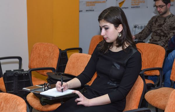 Турецкий публицист и политолог Йылмаз Алтунсой в международном мультимедийном пресс-центре Sputnik Азербайджан - Sputnik Азербайджан