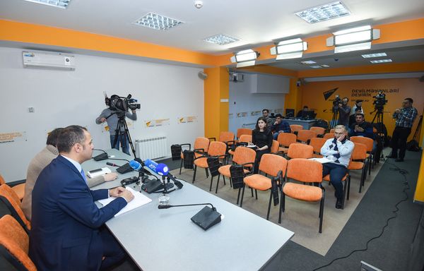Турецкий публицист и политолог Йылмаз Алтунсой в международном мультимедийном пресс-центре Sputnik Азербайджан - Sputnik Азербайджан